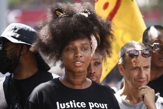 Assa Traore, demi-soeur d'Adama Traore, samedi lors d'une protestation contre les "violences policières" en France.